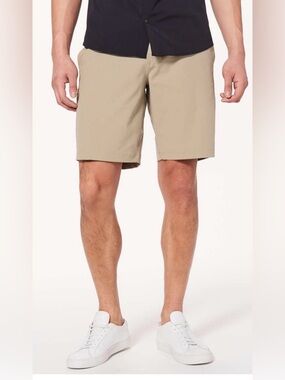 Lululemon Men's Commision 9” BEIGE Classic Fit Warpstreme Size 32 Shorts NWOT